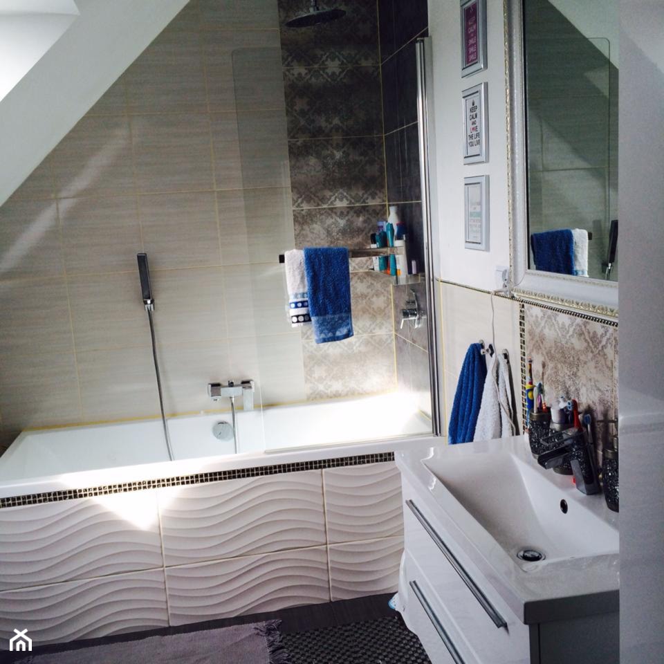 Metamorfoza mieszkania w ponad stuletniej kamienicy - Średnia na poddaszu łazienka z oknem - zdjęcie od katiakw - Homebook