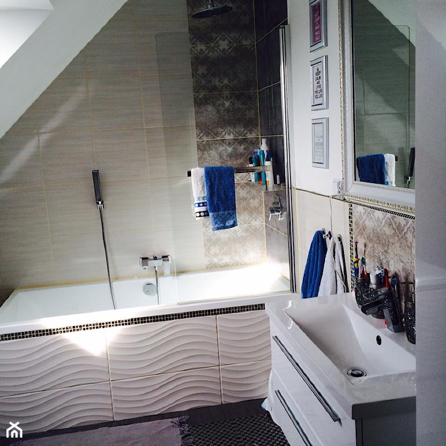 Metamorfoza mieszkania w ponad stuletniej kamienicy - Średnia na poddaszu łazienka z oknem - zdjęcie od katiakw