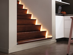 Lampy do mebli/ oświetlenie mebli - Schody jednobiegowe drewniane, styl nowoczesny - zdjęcie od Philips Lighting