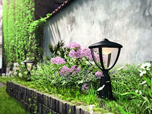Lampy zewnętrzne - Średni z kamienną nawierzchnią ogród za domem, styl prowansalski - zdjęcie od Philips Lighting