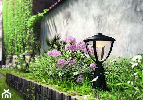 Lampy zewnętrzne - Średni z kamienną nawierzchnią ogród za domem, styl prowansalski - zdjęcie od Philips Lighting