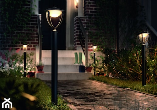 Lampy zewnętrzne - Średni z nawierzchnią pokrytą kostką brukową ogród przed domem, styl vintage - zdjęcie od Philips Lighting