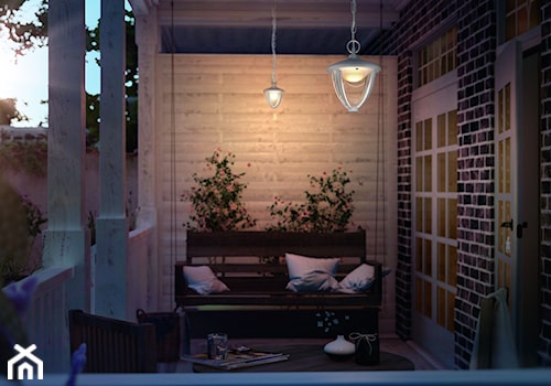 Lampy zewnętrzne - Mały z meblami ogrodowymi z donicami na kwiaty taras z przodu domu z tyłu domu, styl vintage - zdjęcie od Philips Lighting