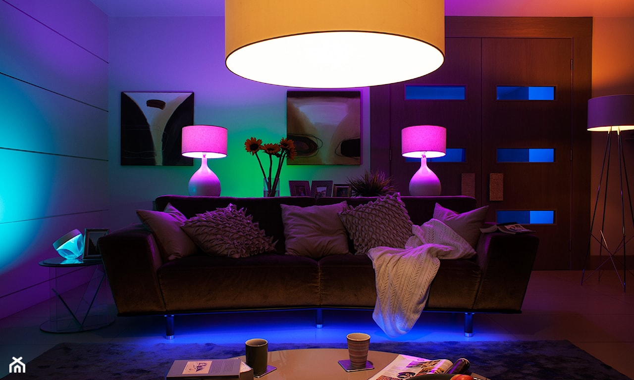 nowoczesne oświetlenie w salonie, kolorowe oświetlenie