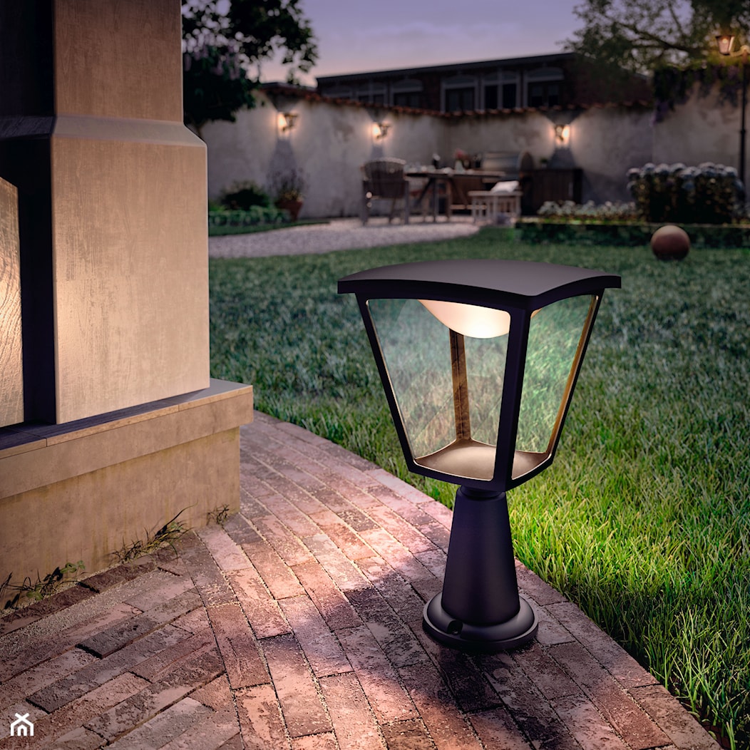 Lampy ogrodowe - Średni z nawierzchnią pokrytą kostką brukową ogród za domem - zdjęcie od Philips Lighting - Homebook