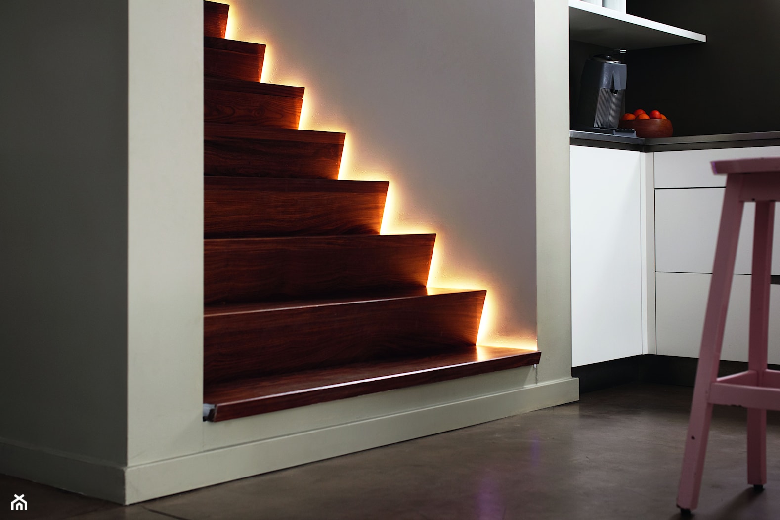 Lampy do mebli/ oświetlenie mebli - Schody jednobiegowe drewniane - zdjęcie od Philips Lighting - Homebook