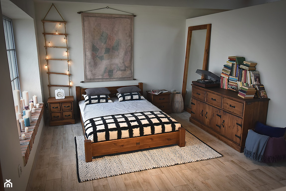 sypialnia w stylu rustykalnym z drewnianymi meblami