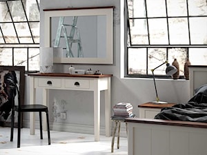 Mała biała z biurkiem sypialnia, styl prowansalski - zdjęcie od SEART.PL