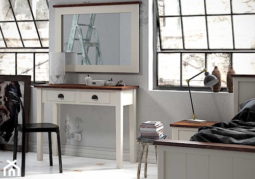 Mała biała z biurkiem sypialnia, styl prowansalski - zdjęcie od SEART.PL