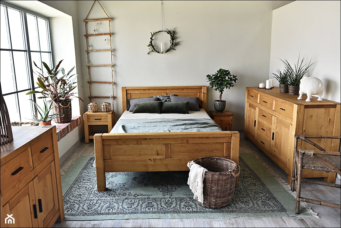 sypialnia w stylu boho, sypialnia w stylu rustykalnym z drewnianymi meblami