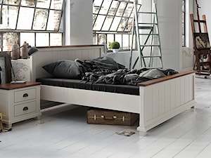 Średnia biała sypialnia na poddaszu, styl prowansalski - zdjęcie od SEART.PL