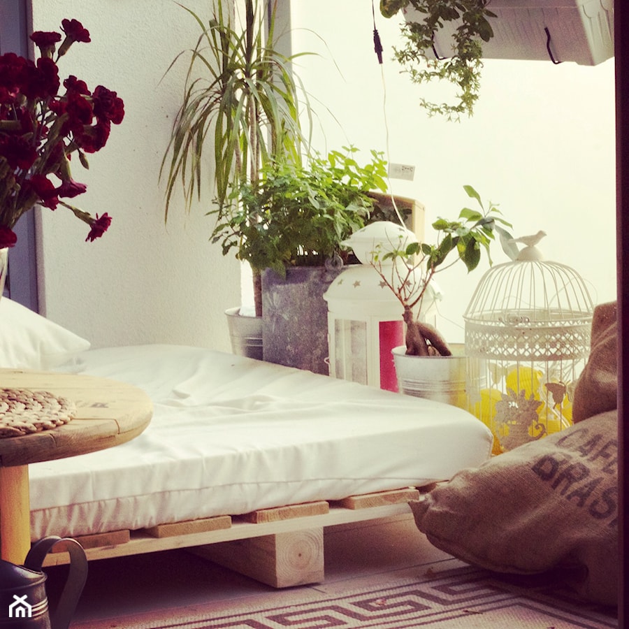 Paletowe łóżko na taras - zdjęcie od FabrykaPalet