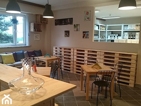 Aranżacje wnętrz - Wnętrza publiczne: Wine Bar z palet i skrzynek - FabrykaPalet. Przeglądaj, dodawaj i zapisuj najlepsze zdjęcia, pomysły i inspiracje designerskie. W bazie mamy już prawie milion fotografii!