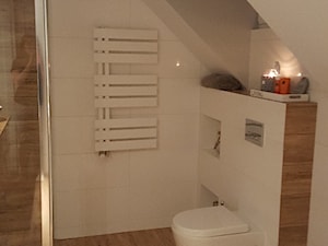 Łazienka w bieli, szarości i drewnie - Łazienka - zdjęcie od Ewa Stąborowska