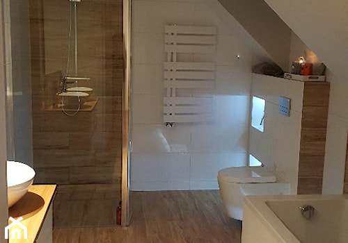 Łazienka w bieli, szarości i drewnie - Średnia na poddaszu bez okna łazienka - zdjęcie od Ewa Stąborowska