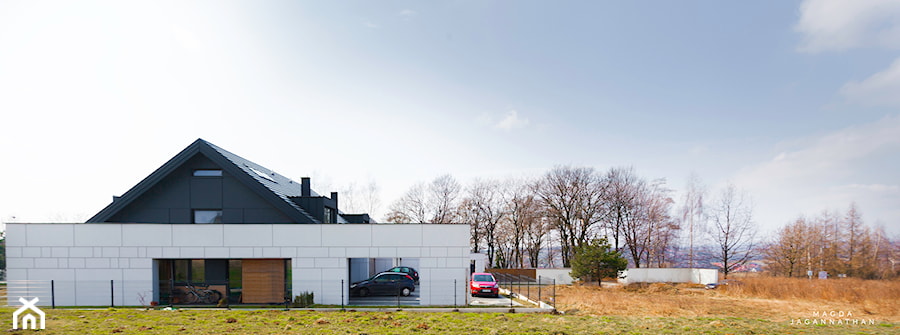 Dom bliźniak w Zielonkach - Duże jednopiętrowe nowoczesne domy jednorodzinne murowane z dwuspadowym dachem, styl nowoczesny - zdjęcie od magda jagannathan pracownia projektowa JAGANNA