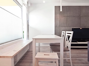 Mieszkanie Reduta - Średnia biała szara jadalnia w salonie, styl minimalistyczny - zdjęcie od magda jagannathan pracownia projektowa JAGANNA