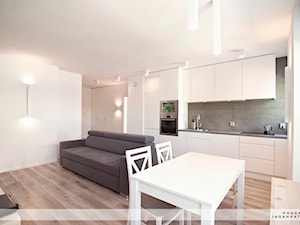 Mieszkanie Reduta - Mała z salonem z kamiennym blatem biała z zabudowaną lodówką z podblatowym zlewozmywakiem kuchnia jednorzędowa, styl minimalistyczny - zdjęcie od magda jagannathan pracownia projektowa JAGANNA