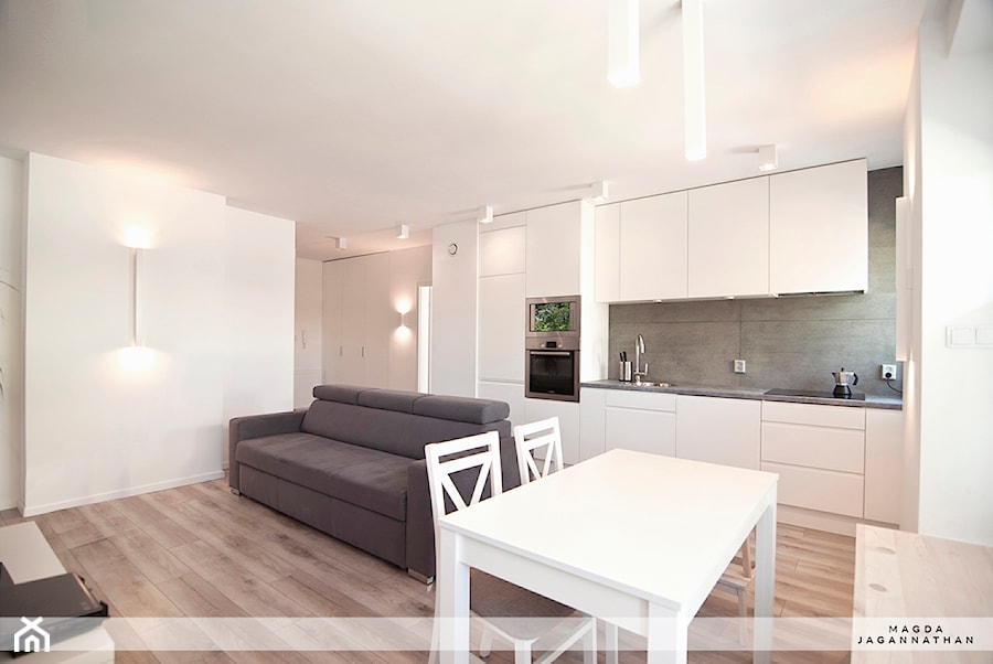 Mieszkanie Reduta - Mała z salonem z kamiennym blatem biała z zabudowaną lodówką z podblatowym zlewozmywakiem kuchnia jednorzędowa, styl minimalistyczny - zdjęcie od magda jagannathan pracownia projektowa JAGANNA
