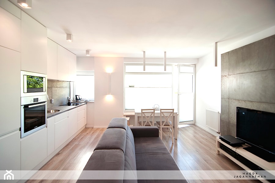Mieszkanie Reduta - Średni biały szary salon z kuchnią z jadalnią z tarasem / balkonem, styl skandynawski - zdjęcie od magda jagannathan pracownia projektowa JAGANNA