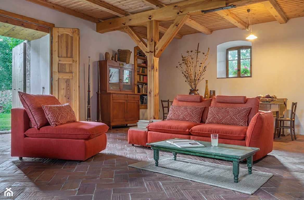 Zestaw wypoczynkowy Merida w aranżacji w stylu cottage, w której dominują kolory i detale dekoracyjne kojarzące się z piękną, złotą jesienią