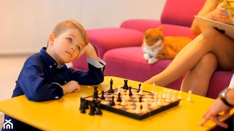 chłopiec grający w szachy