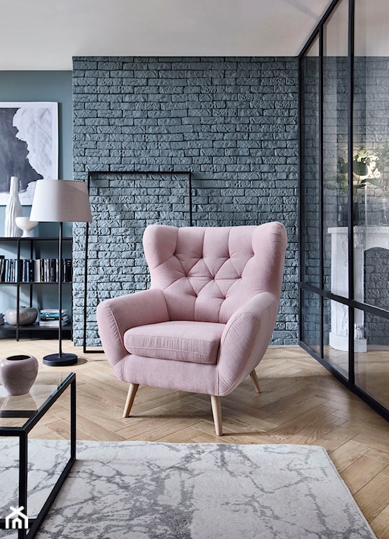 Fotel Voss, Gala Collezione, różowy fotel na nóżkach, ściana z kamienia dekoracyjnego