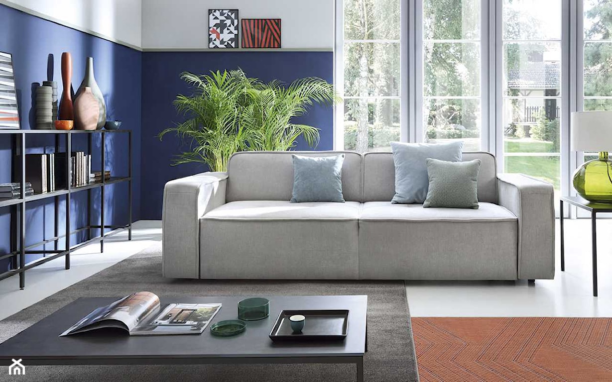 minimalistyczna szara sofa