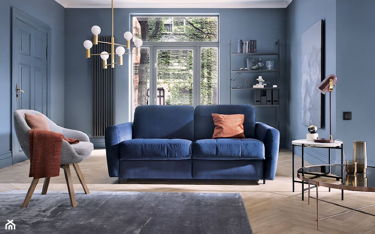 Komfortowa sofa Olbia (marka Gala Collezione) w pięknej, granatowej welwetowej tkaninie z delikatnym połyskiem