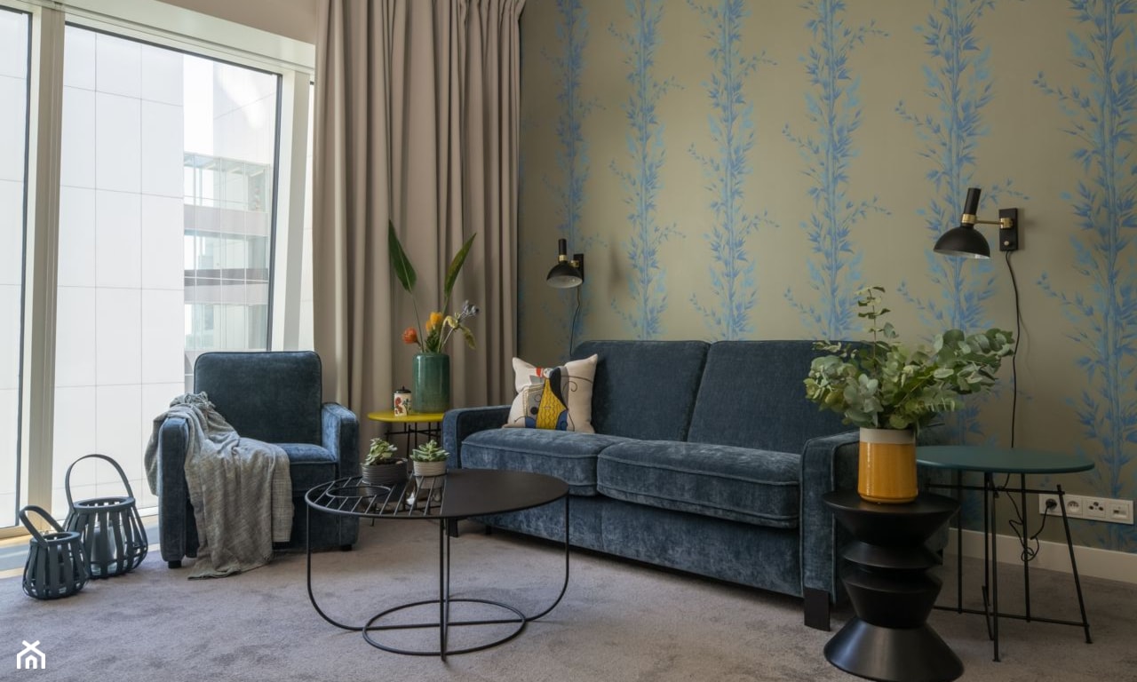 salon vintage, niebieska sofa do salonu, mała sofa