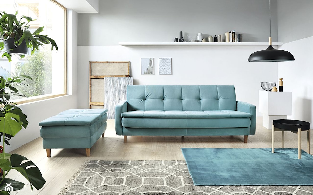 jasny salon w stylu skandynawskim  z niebieską sofą na drewnianych nóżkach