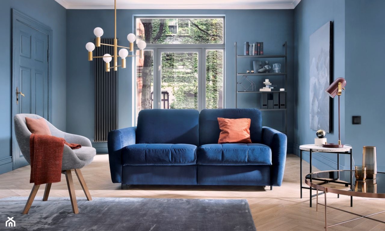 salon vintage, niebieska sofa do salonu, mała sofa