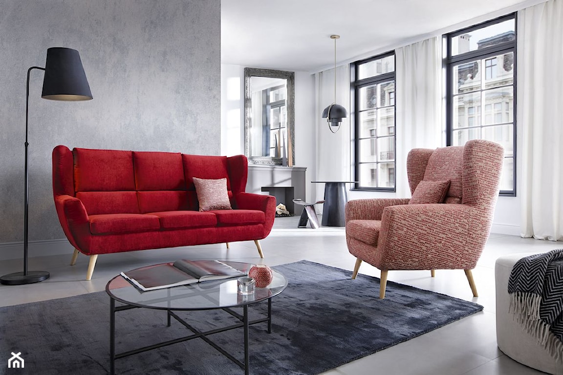 Czerwona sofa Forli i różowy fotel Forli o ciekawej fakturze materiału obiciowego (marka Gala Collezione)