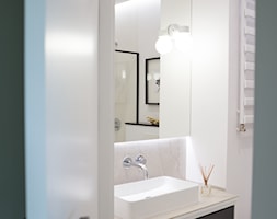 Mieszkanie_32m2 - Żoliborz - Mała bez okna z lustrem z marmurową podłogą łazienka, styl nowoczesny - zdjęcie od MPROJEKT Architektura Wnętrz - Homebook