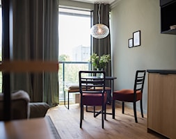Mieszkanie_32m2 - Żoliborz - Mała szara jadalnia w kuchni, styl nowoczesny - zdjęcie od MPROJEKT Architektura Wnętrz - Homebook