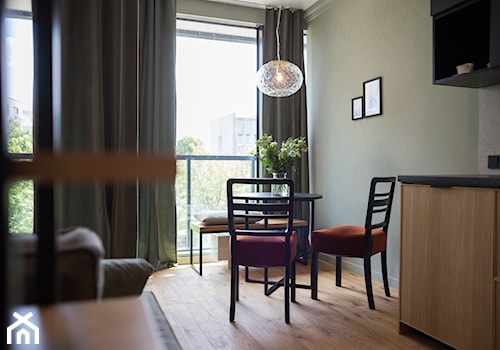 Mieszkanie_32m2 - Żoliborz - Mała szara jadalnia w kuchni, styl nowoczesny - zdjęcie od MPROJEKT Architektura Wnętrz