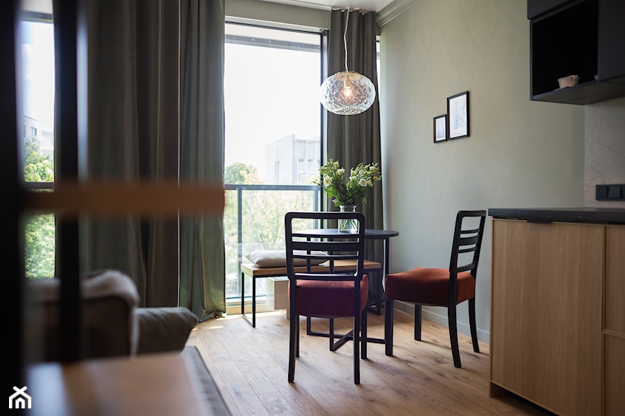 Mieszkanie_32m2 - Żoliborz - Mała szara jadalnia w kuchni, styl nowoczesny - zdjęcie od MPROJEKT Architektura Wnętrz