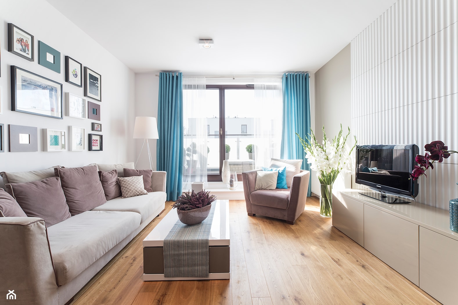 Apartament - Wilanów - Średni biały szary salon z tarasem / balkonem - zdjęcie od MPROJEKT Architektura Wnętrz - Homebook