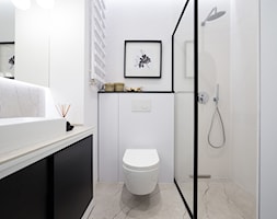 Mieszkanie_32m2 - Żoliborz - Mała na poddaszu bez okna z lustrem z marmurową podłogą łazienka, styl ... - zdjęcie od MPROJEKT Architektura Wnętrz - Homebook