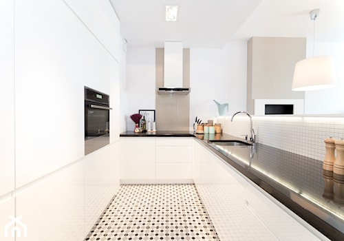 Apartament - Wilanów - Średnia otwarta beżowa biała z zabudowaną lodówką z podblatowym zlewozmywakiem kuchnia w kształcie litery u, styl nowoczesny - zdjęcie od MPROJEKT Architektura Wnętrz