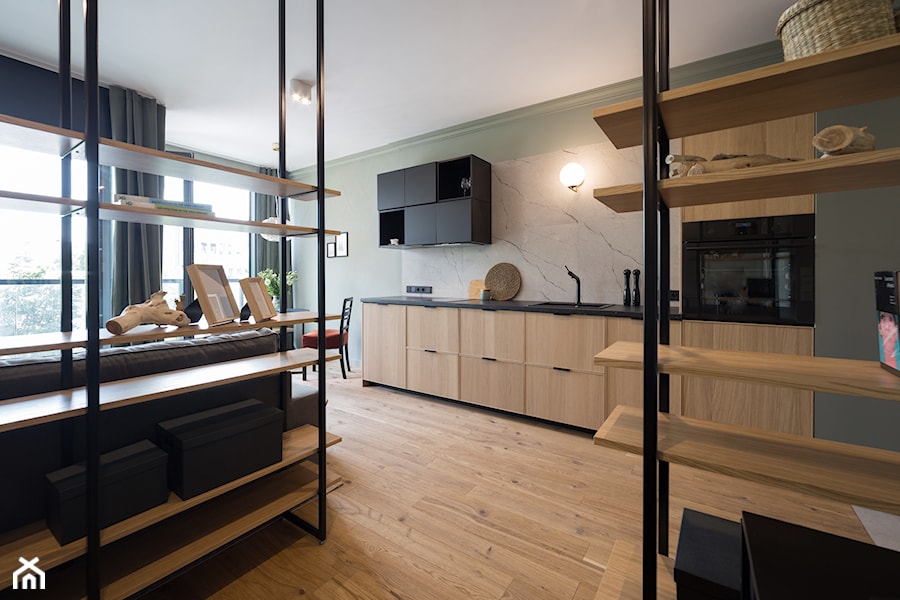 Mieszkanie_32m2 - Żoliborz - Średnia z salonem szara z zabudowaną lodówką z podblatowym zlewozmywakiem kuchnia jednorzędowa, styl nowoczesny - zdjęcie od MPROJEKT Architektura Wnętrz