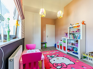 DOM RODZINNY GDAŃSK - Średni beżowy pokój dziecka dla dziecka dla dziewczynki, styl nowoczesny - zdjęcie od STUDIO FORMA