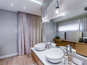 DOM RODZINNY GDAŃSK - Średnia z dwoma umywalkami z punktowym oświetleniem łazienka, styl nowoczesny - zdjęcie od STUDIO FORMA