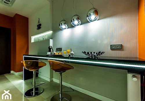 APARTAMENT Z POMARAŃCZOWYM AKCENTEM - Średnia pomarańczowa szara jadalnia jako osobne pomieszczenie, styl nowoczesny - zdjęcie od STUDIO FORMA