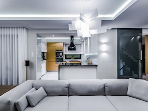DOM RODZINNY GDAŃSK - Mały biały salon z kuchnią z jadalnią, styl nowoczesny - zdjęcie od STUDIO FORMA