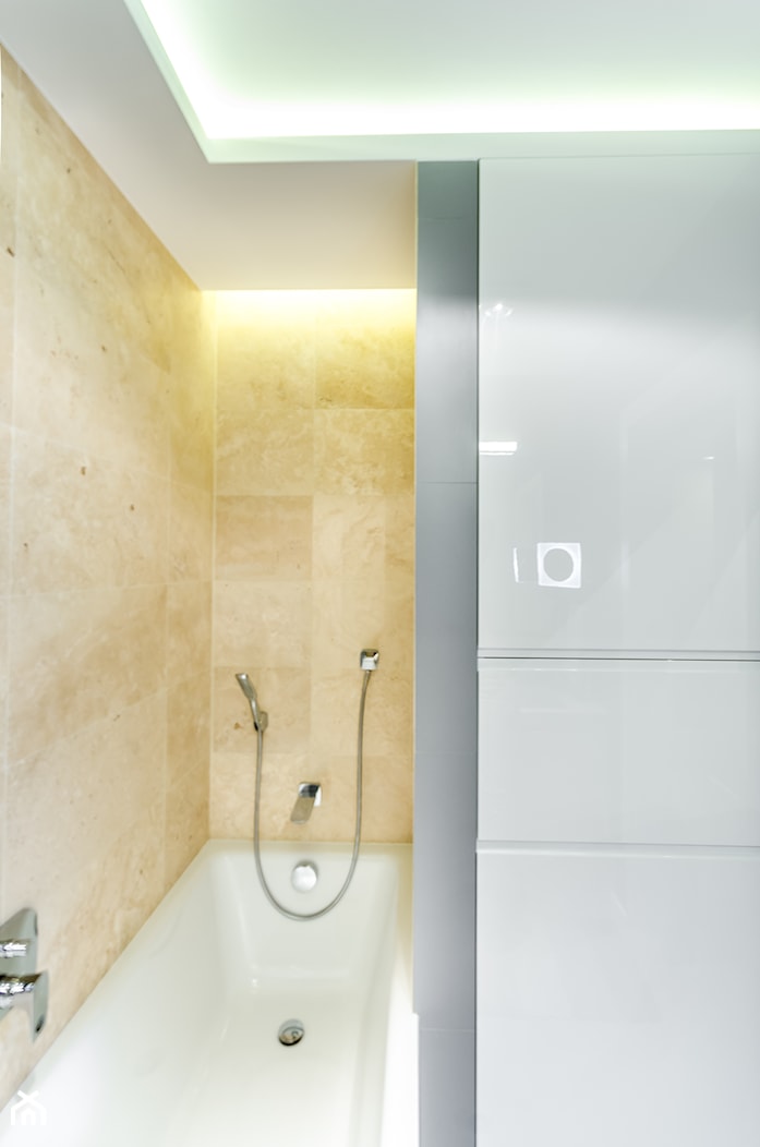 APARTAMENT Z OLIWKOWĄ DOMINANTĄ - Średnia łazienka, styl nowoczesny - zdjęcie od STUDIO FORMA - Homebook