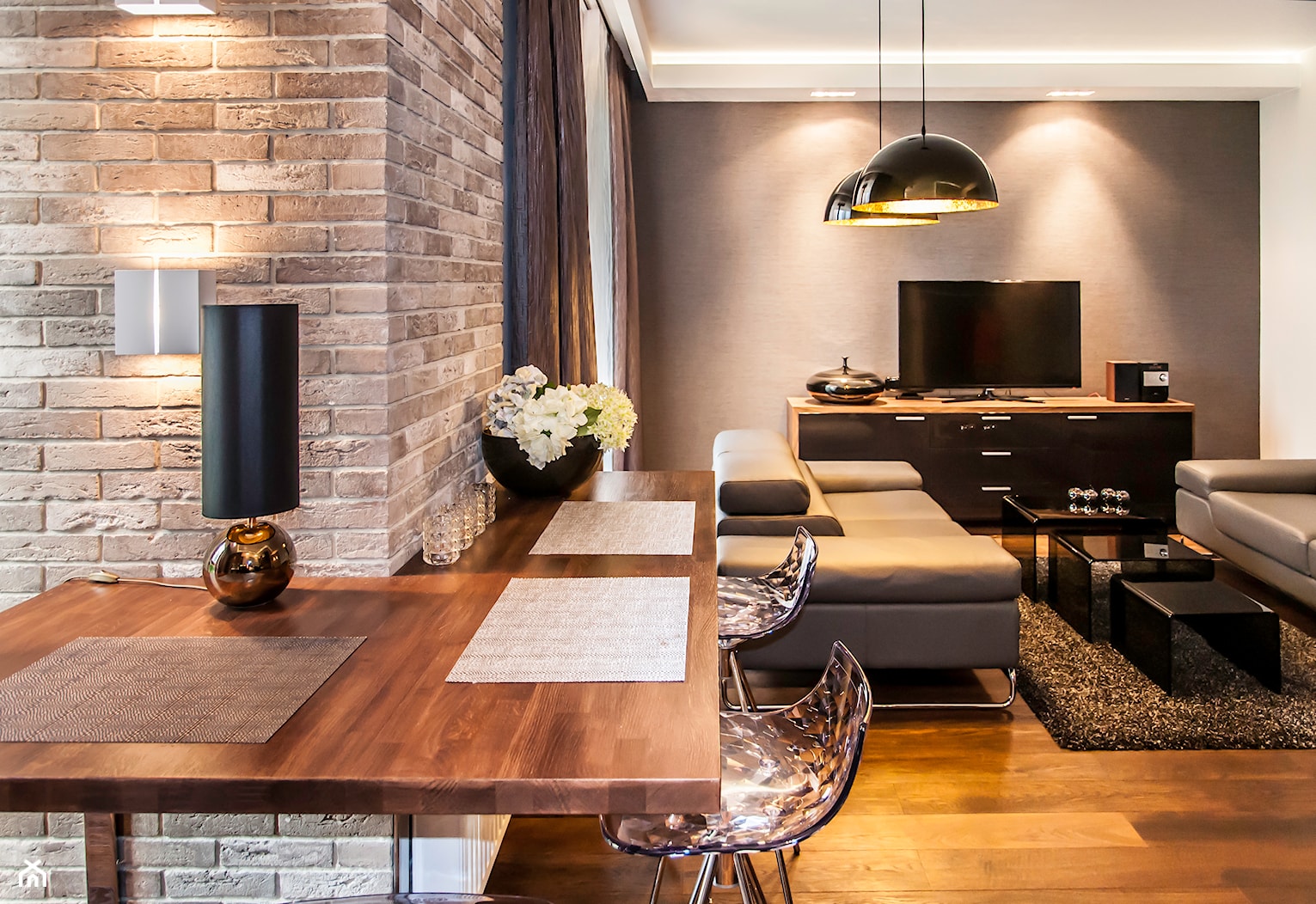 APARTAMENT LETNI - Średni brązowy salon z jadalnią, styl tradycyjny - zdjęcie od STUDIO FORMA - Homebook