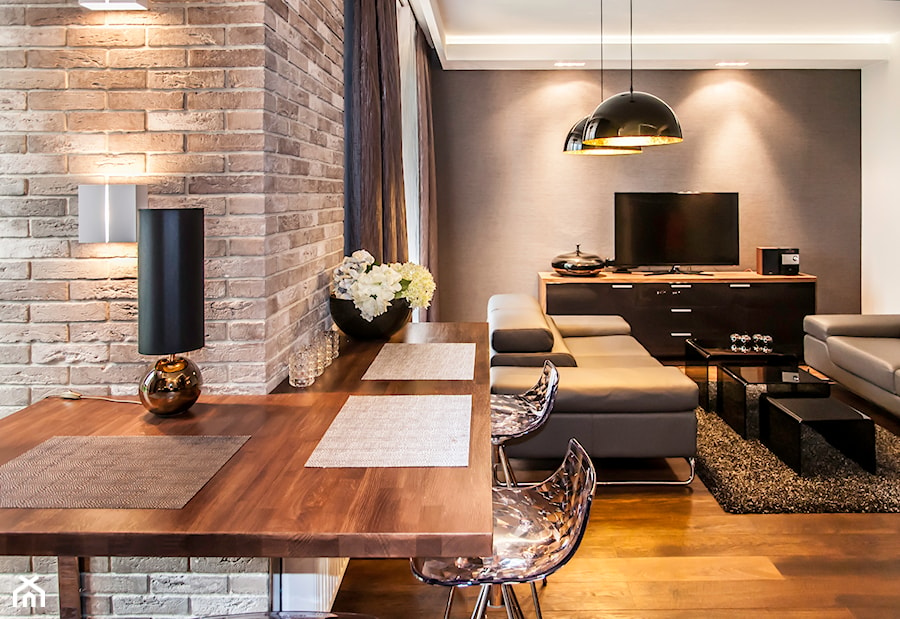APARTAMENT LETNI - Średni brązowy salon z jadalnią, styl tradycyjny - zdjęcie od STUDIO FORMA