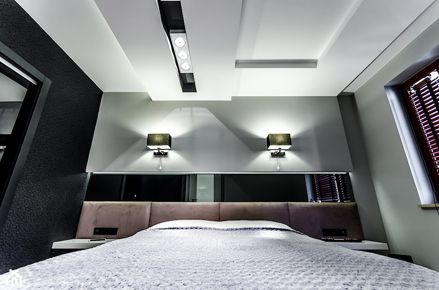 NOWOCZESNY APARTAMENT GDYNIA - Średnia biała czarna sypialnia, styl nowoczesny - zdjęcie od STUDIO FORMA