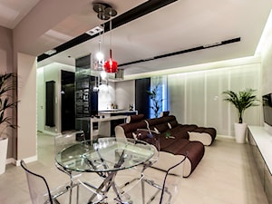 APARTAMENT DLA SINGLA - Średni beżowy biały salon z kuchnią z jadalnią, styl nowoczesny - zdjęcie od STUDIO FORMA